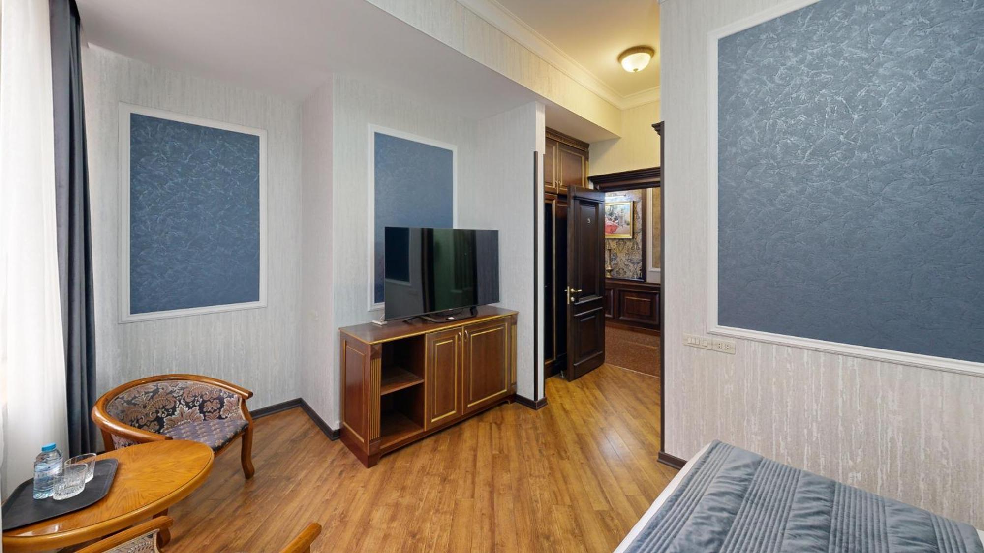 Royal Renaissance Hotel เยเรวาน ภายนอก รูปภาพ